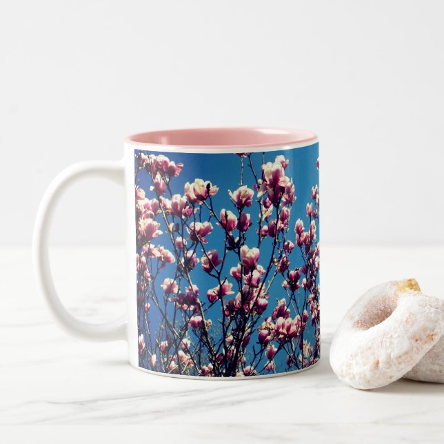Magnolia Blossoms Blue Sky Zweifarbige Tasse (Mit Donut)
