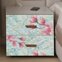 Magnolia-Blume über Vintage verkrustete Dekoupage Seidenpapier