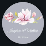 Magnolia Charm Floral Wedding Stickers<br><div class="desc">Diese Hochzeitsaufkleber verfügen über magnolische Blume. Sie können diese Aufkleber mit Ihren Namen und Ihrem Hochzeitstermin personalisieren. Klicken Sie auf die Schaltfläche "Anpassen", um weitere Optionen zu erhalten, wenn Sie die Textgröße ändern oder einen zusätzlichen Text hinzufügen möchten. Diese Aufkleber eignen sich ideal für die Verwendung als Umschlag Aufkleber-Aufkleber oder...</div>