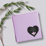 Magnolia Floral Gastgeschenk Hochzeit auf schwarz Herz-Aufkleber<br><div class="desc">Personalisierte,  lila Magnolienblüte,  Siegel,  weiße Stickereien,  die auf einem schwarzen Hintergrund mit schicken,  weißen Schriftzeichen verziert sind. Ideal für Hochzeitsfeier,  Brautparty,  Hochzeitseinladungen und vieles mehr. In verschiedenen Formen erhältlich. PAKETE IN unserem Geschäft.</div>
