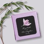 Magnolia Floral Gastgeschenk Hochzeit auf schwarz Quadratischer Aufkleber<br><div class="desc">Personalisierte Aufkleber mit einer schönen lila Magnolienblüte Wasserfarbe und Ihr Text für jeden Anlass in schicken weißen Schriften auf schwarzem Hintergrund,  perfekt für Hochzeitsfeier Gefallen,  Brautparty,  Hochzeitseinladung Siegel und mehr. In verschiedenen Formen erhältlich. PAKETE IN unserem Geschäft.</div>