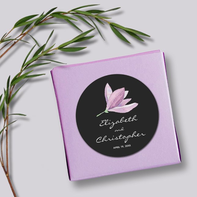 Magnolia Floral Gastgeschenk Hochzeit auf schwarz Runder Aufkleber (Magnolia Floral Wedding Favor Black Round Stickers)