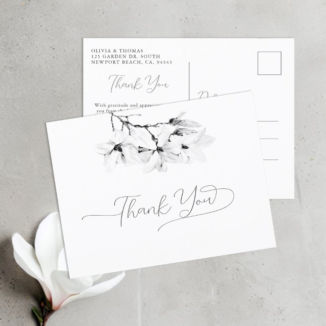 Magnolia Schwarz-weiß Calligrafy Wedding Danke Postkarte (Magnolia Wedding Thank You Postcard with Elegant Script Calligraphy and Ample, Feminine Flourishes)