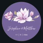 Magnolia Violet Floral Wedding Stickers<br><div class="desc">Diese Hochzeitsaufkleber zeichnen sich durch magnolische Blume auf lila Hintergrund aus. Sie können diese Aufkleber mit Ihren Namen und Ihrem Hochzeitstermin personalisieren. Klicken Sie auf die Schaltfläche "Anpassen", um weitere Optionen zu erhalten, wenn Sie die Textgröße ändern oder einen zusätzlichen Text hinzufügen möchten. Diese Aufkleber eignen sich ideal für die...</div>