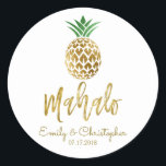 Mahalo Tropical Hawaiian Ananas Wedding White Runder Aufkleber<br><div class="desc">Mahalo Tropical Hawaiian Ananas Hochzeitsticker für eine Hawaii-Hochzeit in Urlaubsort mit weißer Gastgeschenk Hochzeit. Name und Datum können auf diesem Aufkleber aktualisiert werden.</div>