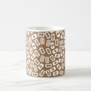 Mahjong-Fliesen-Muster weiß auf braun Kaffeetasse