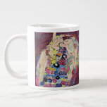 Maiden (Jungfrau), Gustav Klimt, Vintager Jugendst Jumbo-Tasse<br><div class="desc">Der Maiden (auch bekannt als die Jungfrau) (1913) von Gustav Klimt ist ein Vintages Viktorianisches Jugendstil-Portraitbild. Mehrere Frauen gähnen,  strecken und schlafen in einem Bett,  das mit bunten Mosaikmustern bedeckt ist. Über den Künstler: Gustav Klimt (1862-1918) war ein österreichischer Symbolik-Maler und einer der prominentesten Mitglieder der Wiener Jugendstil-Bewegung.</div>