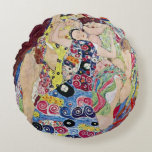 Maiden (Jungfrau), Gustav Klimt, Vintager Jugendst Rundes Kissen<br><div class="desc">Der Maiden (auch bekannt als die Jungfrau) (1913) von Gustav Klimt ist ein Vintages Viktorianisches Jugendstil-Portraitbild. Mehrere Frauen gähnen,  strecken und schlafen in einem Bett,  das mit bunten Mosaikmustern bedeckt ist. Über den Künstler: Gustav Klimt (1862-1918) war ein österreichischer Symbolik-Maler und einer der prominentesten Mitglieder der Wiener Jugendstil-Bewegung.</div>
