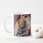 Maiden (Jungfrau), Gustav Klimt, Vintager Jugendst Tasse<br><div class="desc">Der Maiden (auch bekannt als die Jungfrau) (1913) von Gustav Klimt ist ein Vintages Viktorianisches Jugendstil-Portraitbild. Mehrere Frauen gähnen,  strecken und schlafen in einem Bett,  das mit bunten Mosaikmustern bedeckt ist. Über den Künstler: Gustav Klimt (1862-1918) war ein österreichischer Symbolik-Maler und einer der prominentesten Mitglieder der Wiener Jugendstil-Bewegung.</div>