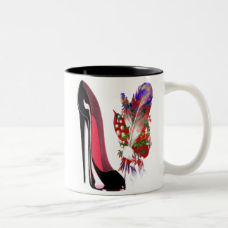 Maiglöckchen-Blumenstrauß und schwarzer Zweifarbige Tasse