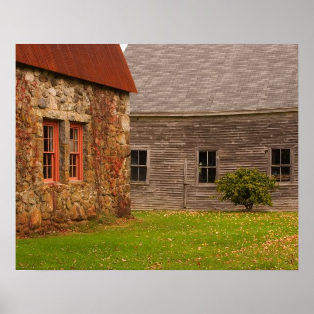 Maine, altes Gebäude aus Stein und Holzstall in Poster (Vorne)