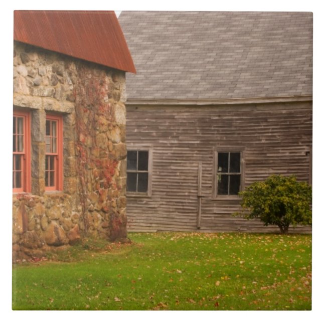 Maine, altes SteinGebäude und hölzerne Scheune Fliese (Vorderseite)