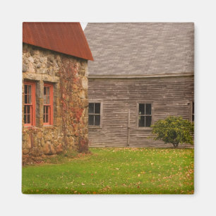 Maine, altes Steingebäude und Holzscheune in Magnet