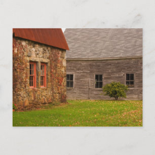 Maine, altes Steingebäude und Holzscheune in Postkarte