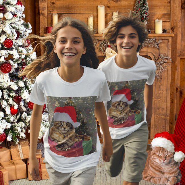 Maine Coon Cat Santa & Gifts Weihnachtsbaum Hinter T-Shirt (Maine Coon Cat Santa & Gifts Christmas Tree Behind T-Shirt)