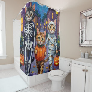 Maine Coon Katzen beim Trick-or-Treat an Halloween Duschvorhang