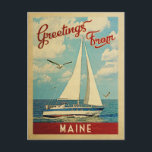 Maine Postcard Sailboat Vintage Travel Postkarte<br><div class="desc">Dieses Greetings From Maine Vintage nautical design bietet ein Boot,  das auf dem Wasser mit Möwen segelt und einen blauen Himmel voller prächtiger puffiger weißer Wolken.</div>
