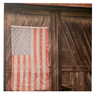 Maine, verblasste amerikanische Flagge an der Tür  Fliese