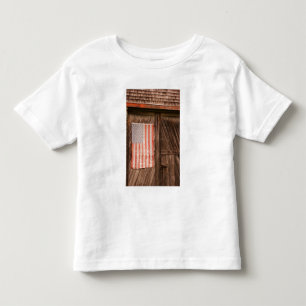 Maine, verblasste amerikanische Flagge an der Tür Kleinkind T-shirt