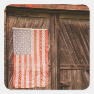 Maine, verblasste amerikanische Flagge an der Tür Quadratischer Aufkleber