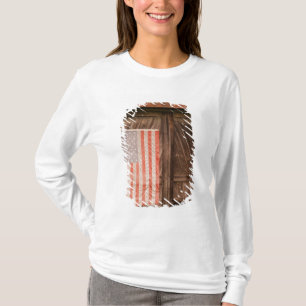 Maine, verblasste amerikanische Flagge an der Tür T-Shirt
