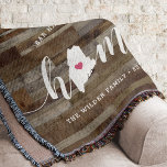Maine Zuhause Staat Personalisiert Rustikaler Holz Decke<br><div class="desc">Zeigen Sie Zuhause-Staatsstolz mit diesem niedlichen rustikalen Imitat Holzplankendecke mit "Zuhause" in weißer Kalligrafie-Schrift, die mit einer Silhouette des Staat Maine für den Buchstaben "O" stehend ist. Eine rosa Herzillustrierung in der Staat-Karte vervollständigt das Design; Sie können die Herzposition in Ihrer Zuhause-Stadt ändern, indem Sie das Design-Tool öffnen und die...</div>