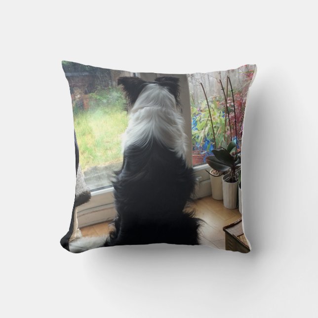 Maisie Rain Watching Cushion Kissen (Vorderseite)