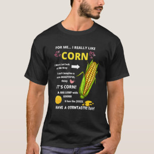 Maisjunge, den ich wirklich mag, auf dem Cob mit B T-Shirt