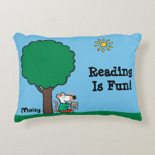 Maisy liest ihr Bibliotheks-Buch draußen Dekokissen