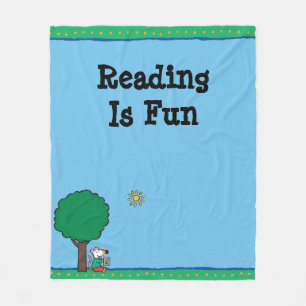 Maisy liest ihr Bibliotheks-Buch draußen Fleecedecke