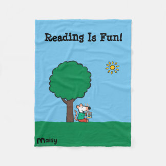 Maisy liest ihr Bibliotheks-Buch draußen Fleecedecke