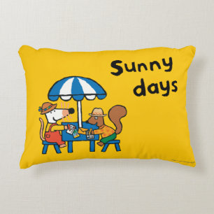 Maisy schreibt Postkarten unter blauen Regenschirm Dekokissen