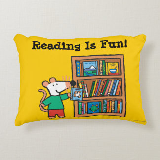 Maisy und ein Bücherregal der Bücher Zierkissen