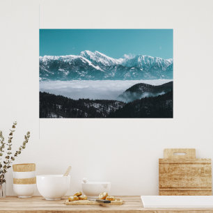 Majestätische Berge erheben sich über einem neblig Poster