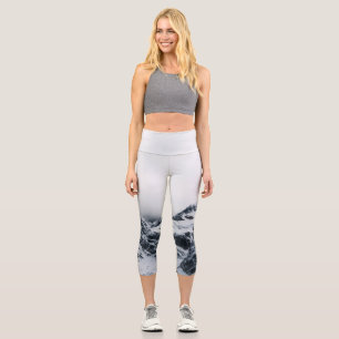 Majestätische Berge unter den Wolken Capri Leggings