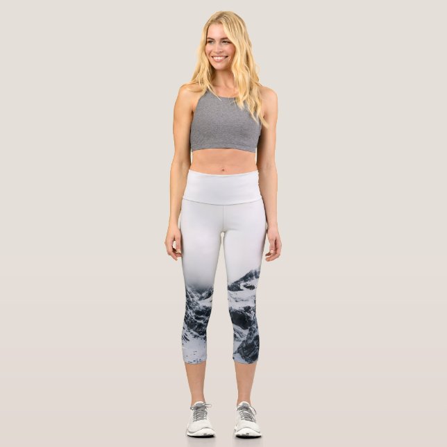Majestätische Berge unter den Wolken Capri Leggings (Vorderseite)