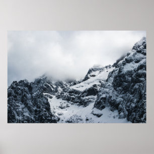 Majestätische Berge unter den Wolken Poster