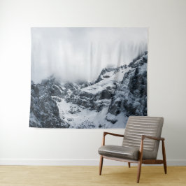 Majestätische Berge unter den Wolken Wandteppich