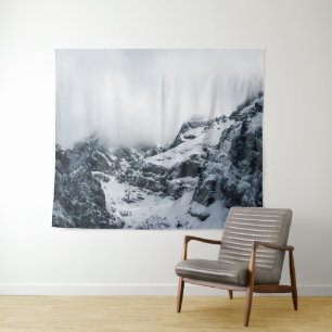 Majestätische Berge unter den Wolken Wandteppich