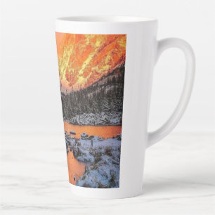 Majestätische Bergsonnenuntergang Winterlandschaft Milchtasse
