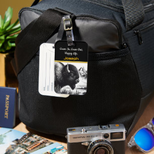 Majestätische Büffel weiden in der Nähe von rauhen Gepäckanhänger