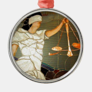 Majestätische Dame Justice im Buntglas-Entwurf Ornament Aus Metall