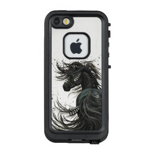 Majestätische schwarze friesische Pferdeabdeckung LifeProof FRÄ’ iPhone SE/5/5s Hülle