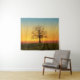 Majestätischer Baum bei Sonnenuntergangslandschaft Wandteppich