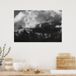 Majestätischer Berg unter Wolken Poster
