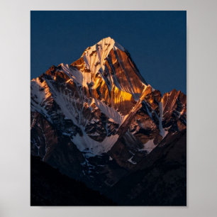 Majestätischer goldener Gipfel in der Dämmerung Poster