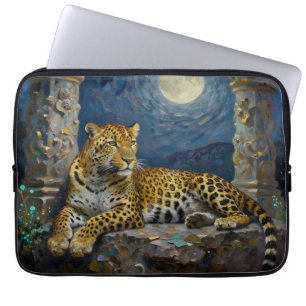 Majestätischer Leopard auf Klippenvorsprung Laptopschutzhülle