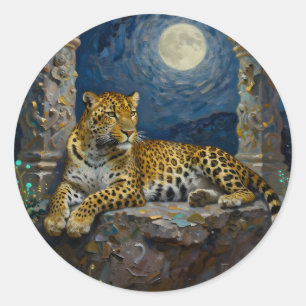 Majestätischer Leopard auf Klippenvorsprung Runder Aufkleber