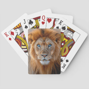 Majestätischer männlicher Löwe mit leuchtend blaue Spielkarten