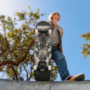 Majestätischer monochromer wilder Wolf Skateboard